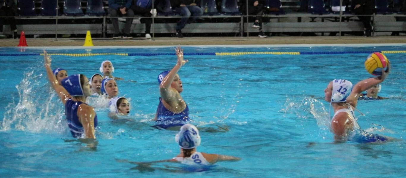 Οπαδός πετάει τον διαιτητή στην πισίνα σε αγώνα πόλο γυναικών! (βίντεο)